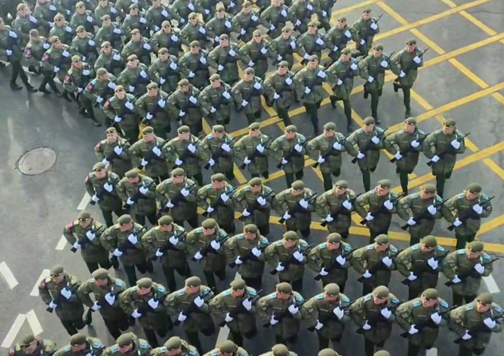 Военный потерял ботинок на параде Победы в Москве